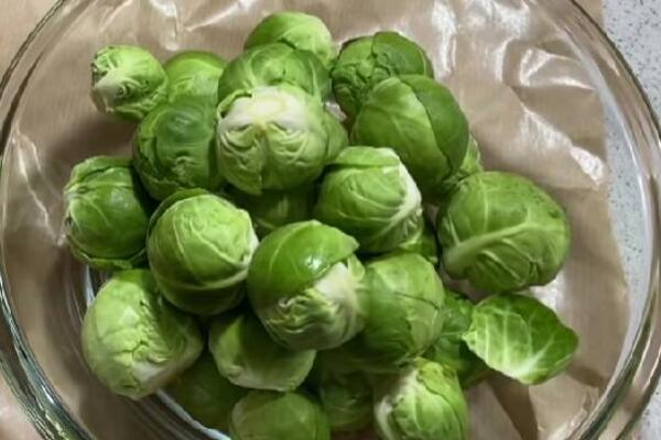 UKUSNA PROKELJ SALATA: Brzo se SPREMA, puna VITAMINA (RECEPT)