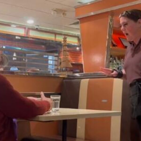 Radila sam kao konobarica, služila starijeg čoveka i devojku, dao mi je broj: Kad sam mu poslala poruku, 3 godine..