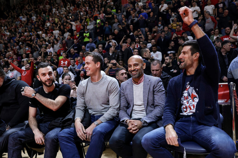 NOVAK NA KOŠARCI: Đoković bodri Zvezdu iz prvog reda Pionira!