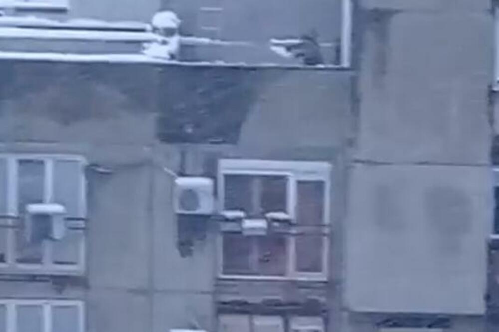 STRAŠAN SNIMAK IZ 61. BLOKA: Čovek čistio SNEG NA KROVU ZGRADE, sva sreća NIJE BILO PROLAZNIKA (VIDEO)