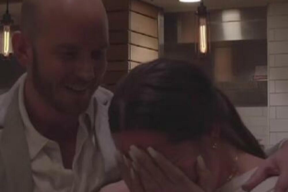 DOBILA BAKŠIŠ OD 4.000 EVRA, PA SE U TRENU SVE SRUŠILO: Popila je OTKAZ jer nije ispunila zahtev SVOG ŠEFA (VIDEO)