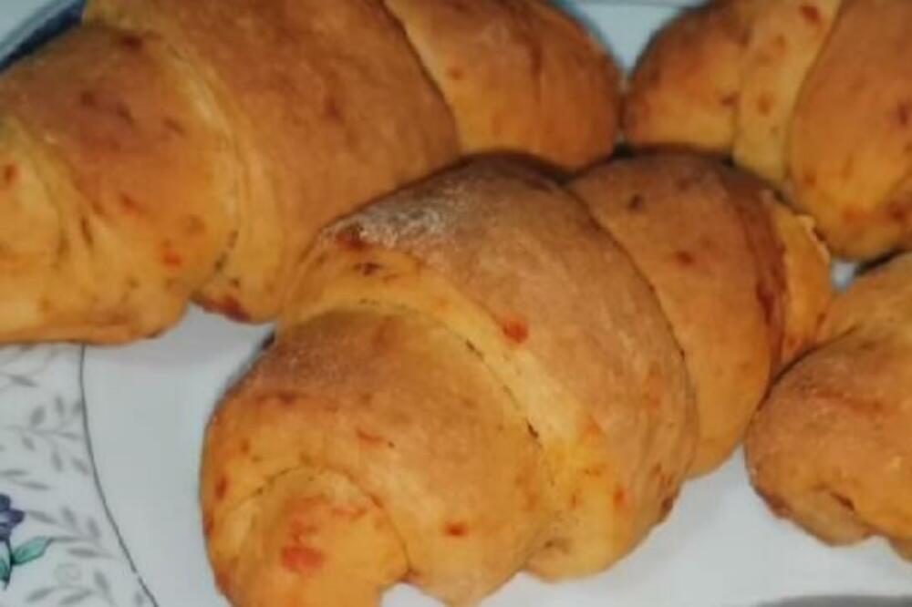 POSNE KIFLICE SA AJVAROM: Lako je i za POČETNICE, a uz 1 SASTOJAK biće mekane i SUTRADAN (RECEPT)