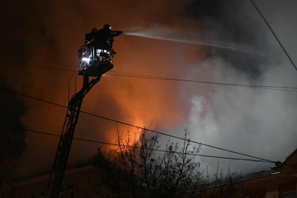 IZBIO POŽAR U NOVOM SADU! Stihija u stambenoj zgradi
