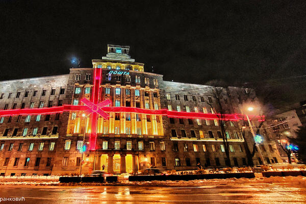 NOVOGODIŠNJA DEKORACIJA NA GLAVNOJ POŠTI! Sve šljašti i sija kao u Las Vegasu (FOTO)