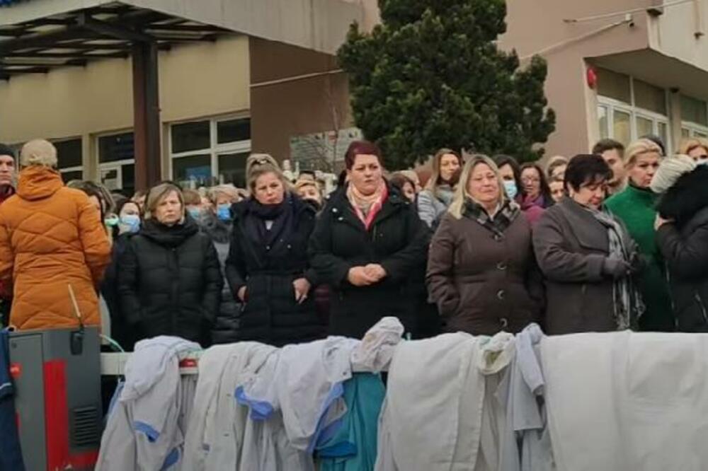 PROTEST ISPRED OPŠTE BOLNICE U KONJICU: Zdravstveni radnici skinuli bele mantile i prestali s radom (VIDEO)