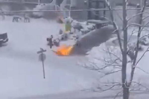 GENIJALNA IDEJA ZA ČIŠĆENJE SNEGA! Pogledajte kako je ovaj čovek očistio PRILAZ KUĆI, LUDILO MOZGA (VIDEO)