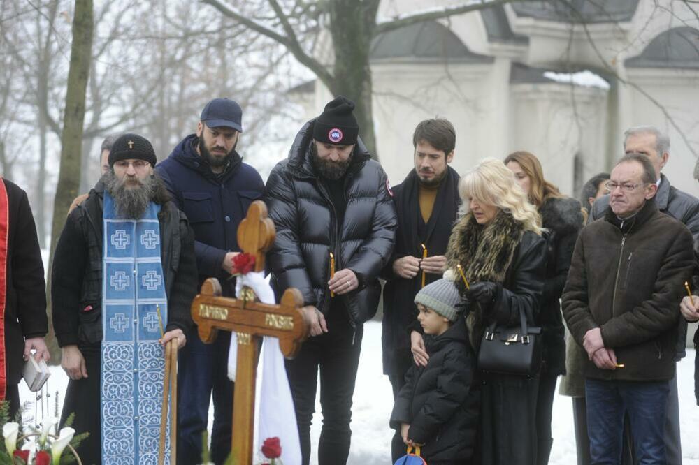 IZJAVA MARINKOVOG UNUKA ZBOG GUBITKA DEDE LOMI SRCE NA KOMADE: "Vratiću dedu i pronaći lek protiv smrti"!