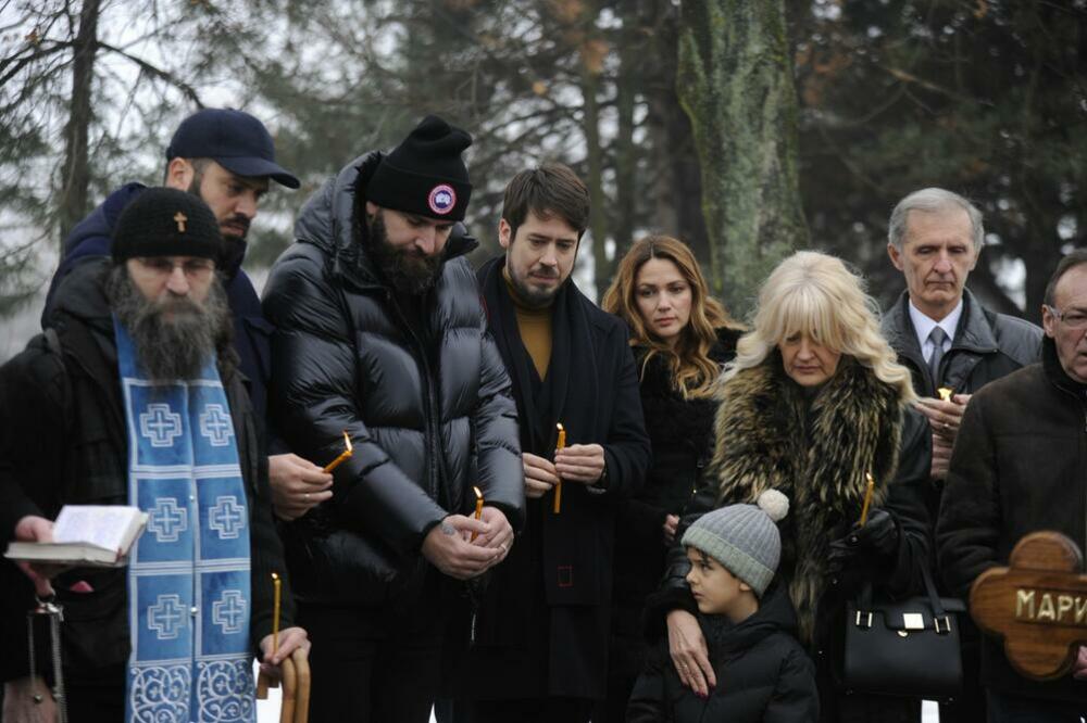 TUGA NA BEŽANIJSKOM GROBLJU: Porodica i prijatelji na godišnjem pomenu Marinku Rokviću