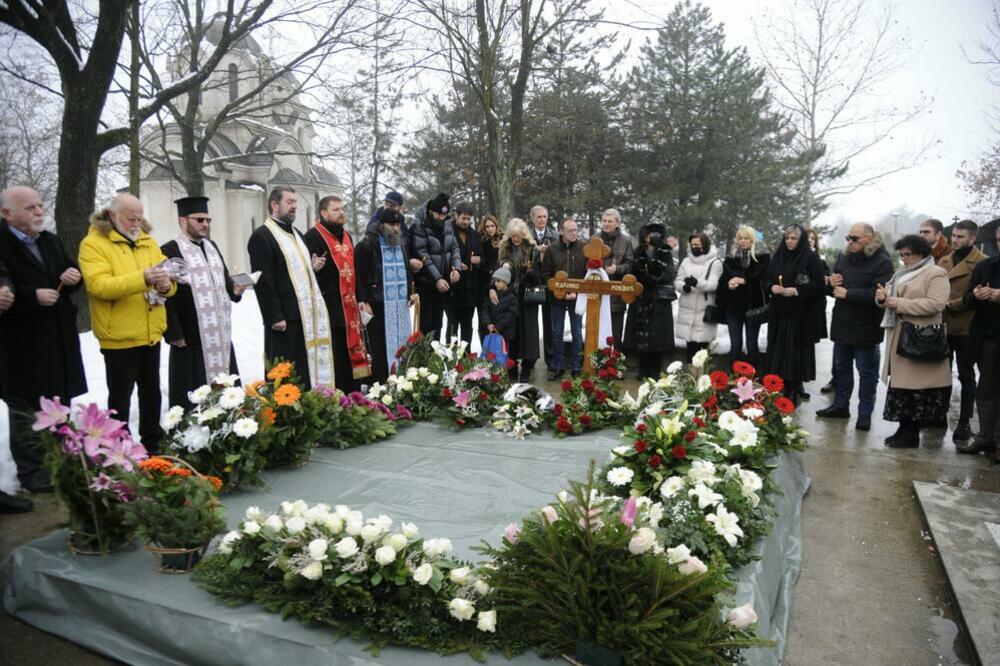 SVI SU SKRHANI BOLOM, OD ESTRADNJAKA NIKO NIJE DOŠAO NA POMEN: Fotografije sa groblja cepaju srca! (FOTO)