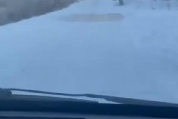 DA LI JE REALNO? PUTARI KRPE RUPE BEZ ASFALTA! Jedan vozač ih razotkrio i sada im se svi SMEJU (VIDEO)