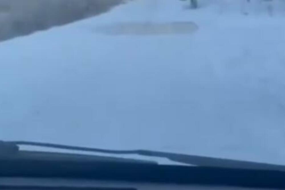 DA LI JE REALNO? PUTARI KRPE RUPE BEZ ASFALTA! Jedan vozač ih razotkrio i sada im se svi SMEJU (VIDEO)