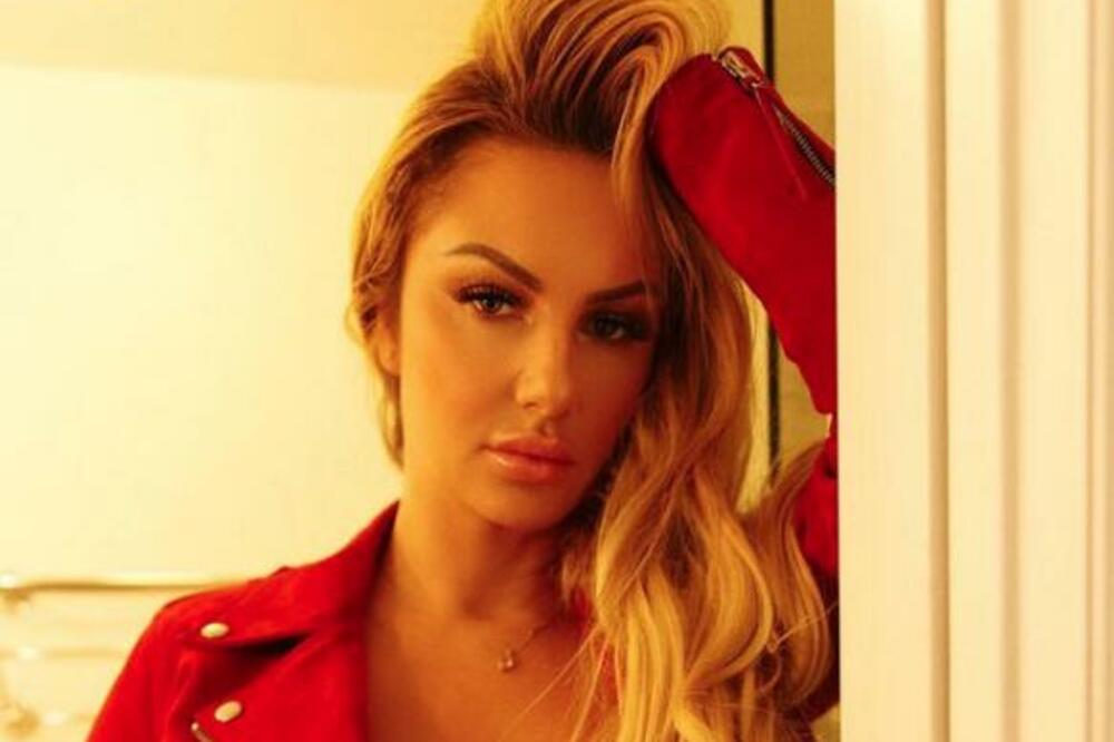 BILA JE I STRIPTIZETA I UČITELJICA, A ONDA SE POSVETILA "PRLJAVOJ" RADNJI: Nudi sve, a tek KOLIKI ADUT IMA (FOTO)