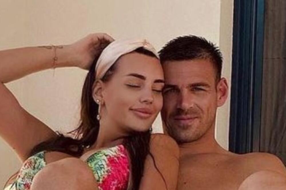 GORI INSTAGRAM ZBOG OVE FOTKE: Gobeljići uživaju u Budvi, Katarina pokazala mezimicu! (FOTO)