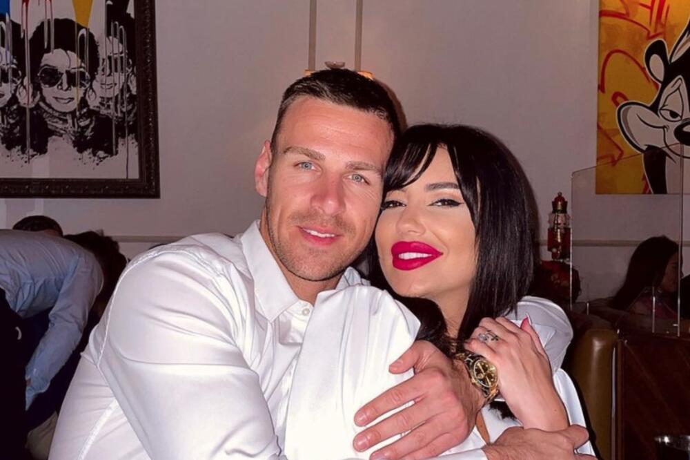 POZIVNICA ČIST ARISTOKRATIZAM, ZLATAN POVEZ I PLIŠ: Katarina Grujić i Gobelja pozivaju na crkveno venčanje! (FOTO)