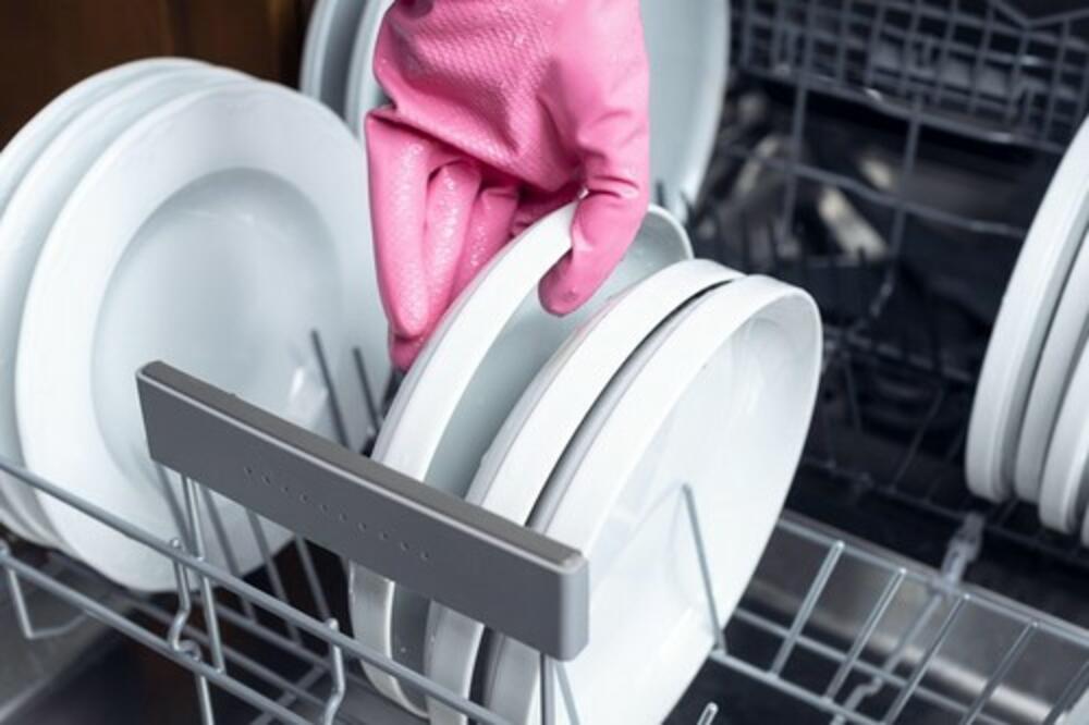 AKO VAM SE MAŠINA ZA SUĐE KVARI, UZROK MOŽDA LEŽI U OVOME: Zbog onog što su videli UNUTAR NJE, mogli su da UMRU