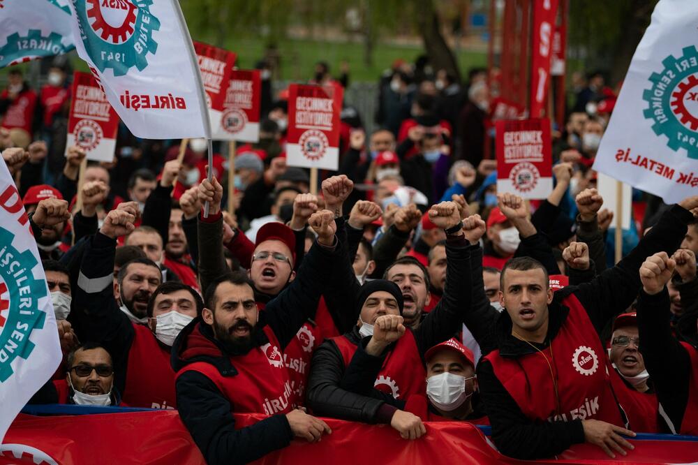 VELIKI PROTEST MEDICINSKIH RADNIKA U ISTANBULU: Više od 250.000 ljudi stupilo u jednodnevni ŠTAJK! (FOTO)