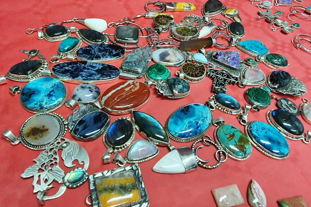 ITALIJAN SA VERENICOM UHVAĆEN KAKO ŠVERCUJE NAKIT NA AERODROMU U NIŠU: Nađeno više od 2 KILOGRAMA (FOTO)