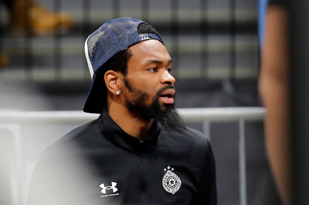 KEVIN PANTER ODUŠEVIO GROBARE: Navijačima na SRPSKOM JEZIKU uz TROBOJKU poslao poruku za praznike!