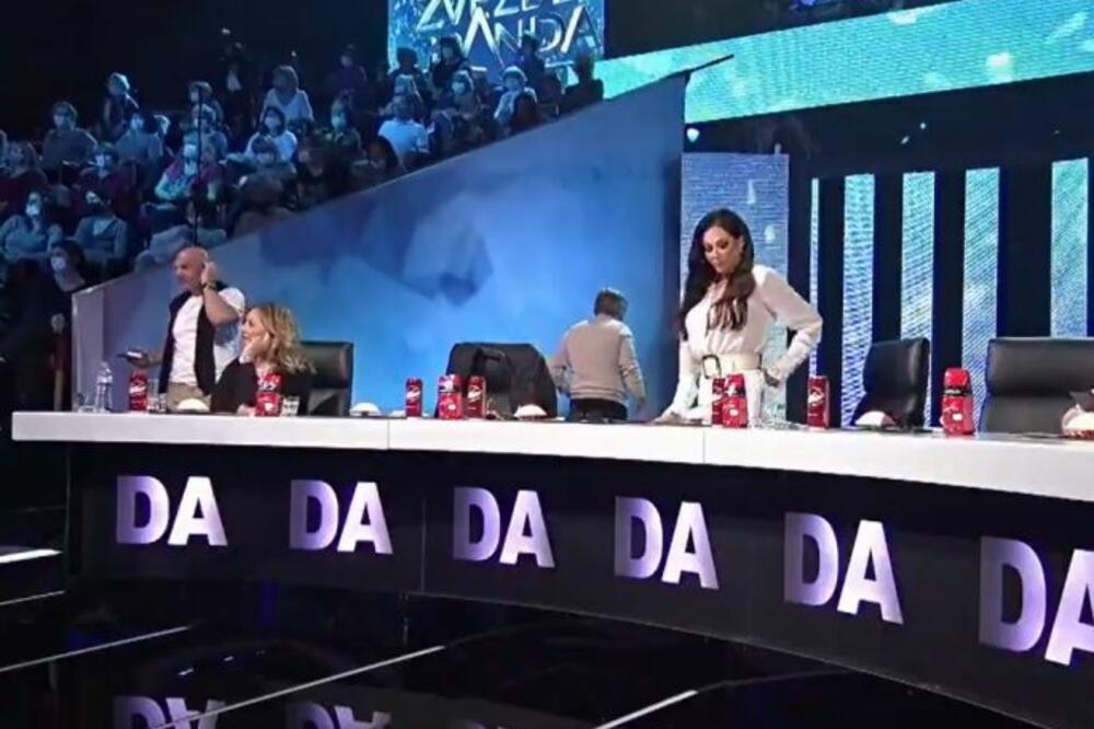 HAOS NEVIĐENIH RAZMERA U ZVEZDAMA GRANDA! Saša Popović zaspao na podu, Ceca i Marija izašle na scenu, ON NAPUSTIO!