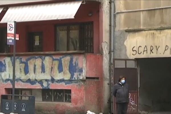 ŠTA LJUDI DA RADE KADA PADA KIŠA? Stanice često nemaju nadstrešnice, a kakva je procedura za motažu "PEČURKI"?