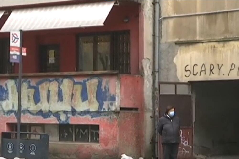 ŠTA LJUDI DA RADE KADA PADA KIŠA? Stanice često nemaju nadstrešnice, a kakva je procedura za motažu "PEČURKI"?