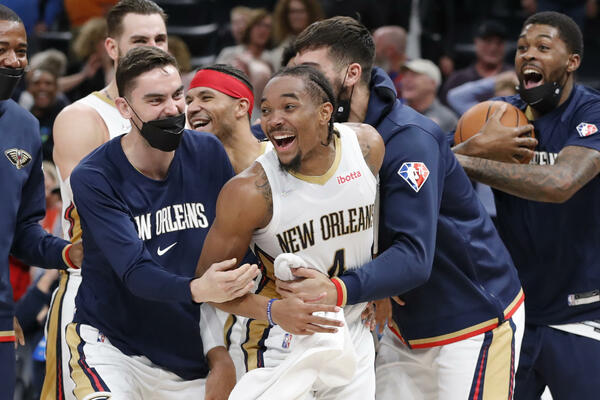 OVO SE NE VIĐA SVAKI DAN: Za 3 sekunde jedna trojka SA 10 METARA, pa druga sa PREKO POLA TERENA za pobedu! (VIDEO)