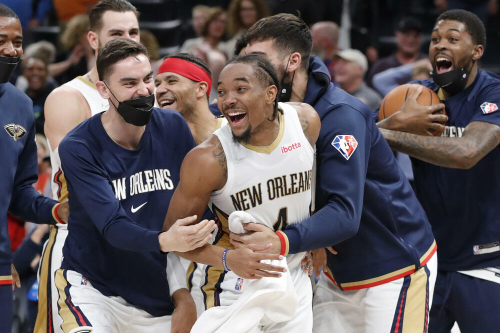 OVO SE NE VIĐA SVAKI DAN: Za 3 sekunde jedna trojka SA 10 METARA, pa druga sa PREKO POLA TERENA za pobedu! (VIDEO)