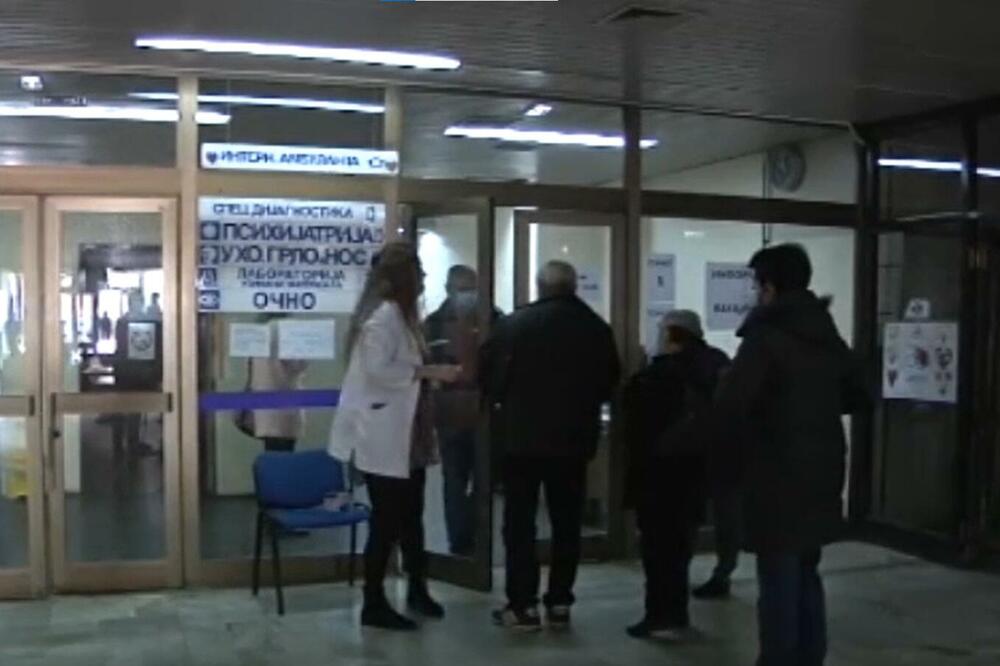 OGROMNI REDOVI ISPRED KOVID AMBULANTI: Među hospitalizovanima dominiraju nevakcinisani!
