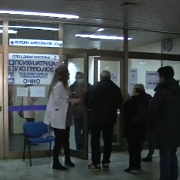 OGROMNI REDOVI ISPRED KOVID AMBULANTI: Među hospitalizovanima dominiraju nevakcinisani!