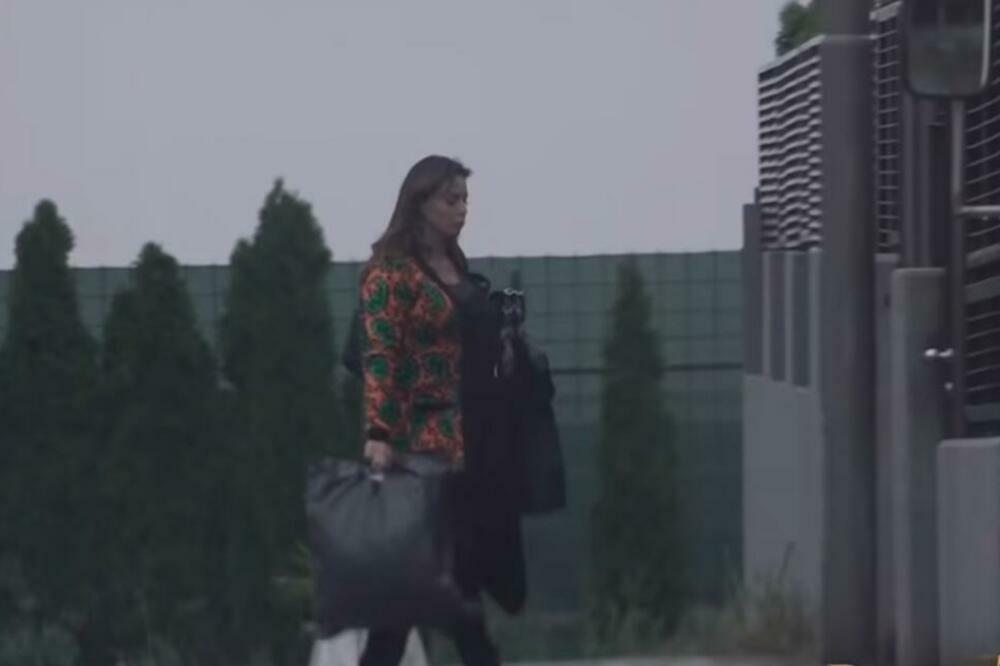 PREPOZNAJETE LI ŽENU SA SLIKE?! VAŽI ZA LEPOTICU, DUGO JE NISMO VIDELI: Bez šminke sa kesama u rukama! (VIDEO)