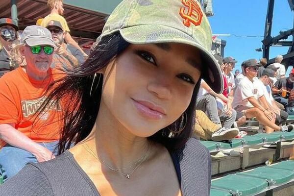 IMA 44 GODINE I IZGLEDA MLAĐE OD ĆERKE: Klinci bi da je odvuku u krevet, otkrila da li imaju šanse! (FOTO)