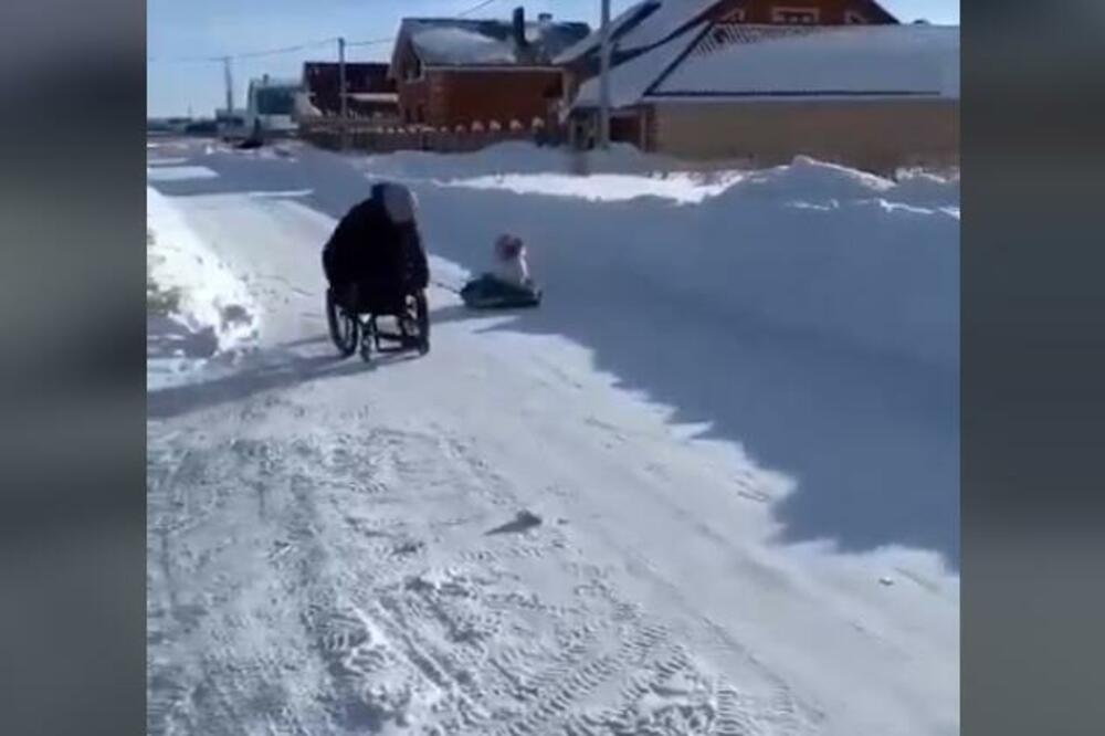 NAJSLAĐI SNIMAK TATE I ĆERKE IZ SREMSKE MITROVICE ODUŠEVIO I RASPLAKAO SRBIJU: On je pravi heroj! (VIDEO)