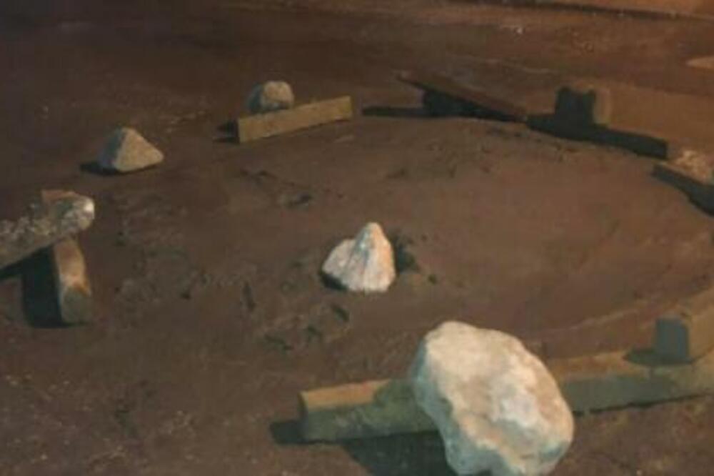 MEŠTANI NOVOG PAZARA MORALI NA SVOJU RUKU DA ZABETONIRAJU RUPU U ULICI: Snašli se kako su umeli (FOTO)