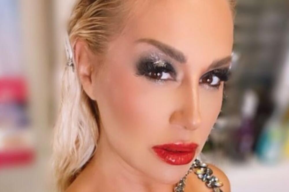 ZAGAZILA U PETU DECENIJU I SKINULA SE DO GOLE KOŽE: Naša pevačica POKAZALA zašto je SAN SVAKOG BALKANCA!