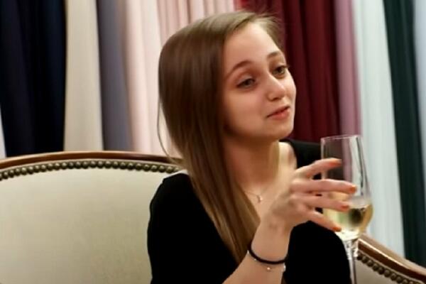 JURE JE JEZIVI TIPOVE JER MISLE DA IMA 8 GODINA! Traži dečka, ali problem nastaje čim je VIDE (VIDEO)