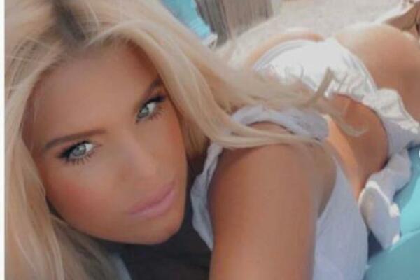 GOLA ZADNJICA U PRVOM PLANU, PODIGNUTA NOGA, GRUDI ISPALE: Na OVAKVE KADROVE ZEČICE nemoguće je ostati SUZDRŽAN