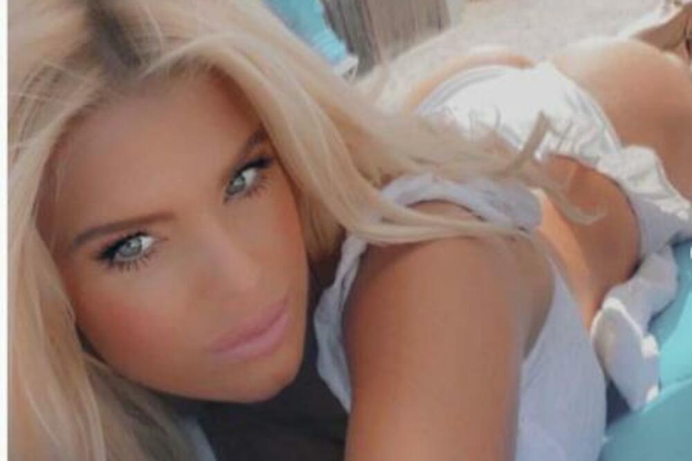 GOLA ZADNJICA U PRVOM PLANU, PODIGNUTA NOGA, GRUDI ISPALE: Na OVAKVE KADROVE ZEČICE nemoguće je ostati SUZDRŽAN