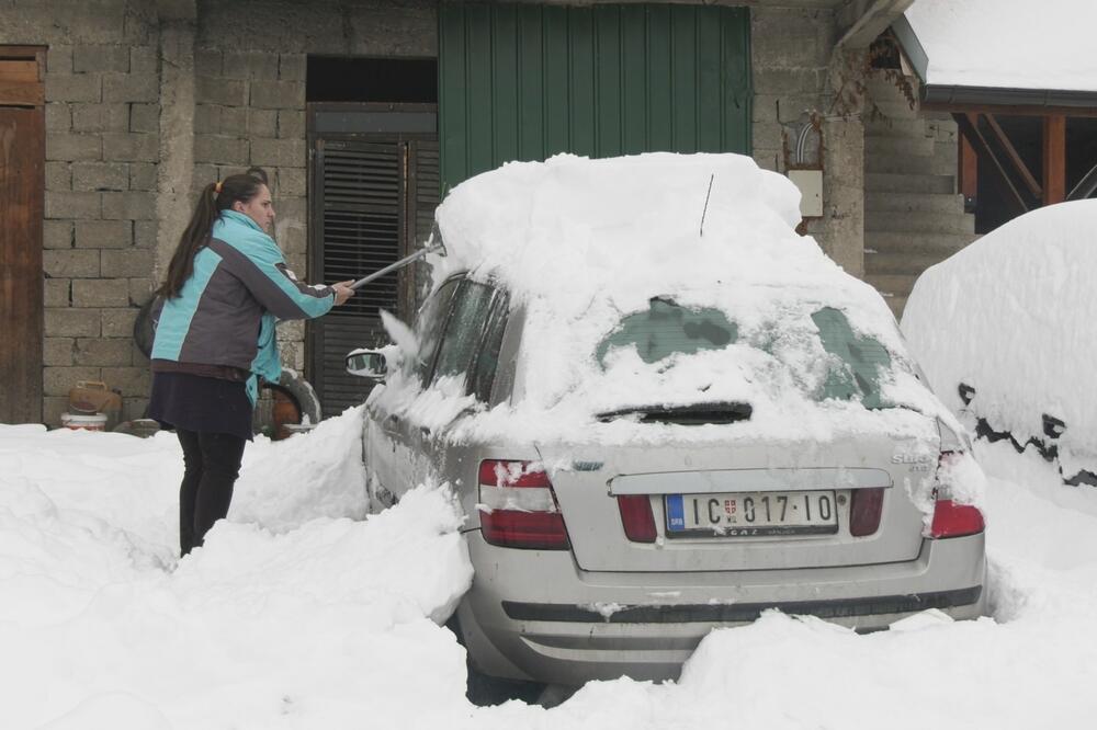 ZAPADNA SRBIJA I DALJE ZAVEJANA: Selo Virovo je bez struje, dok su putevi na teritoriji Lučana NEPROHODNI (FOTO)