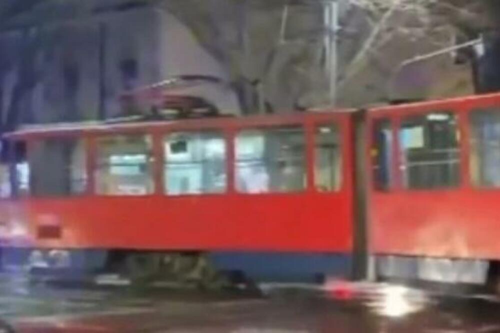 TRAMVAJ UDARIO U AUTOMOBIL NA NOVOM BEOGRADU! Povređene dve osobe u sudaru