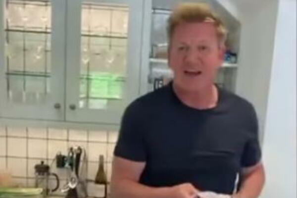 POZNATI MILIONER SA ŽENOM LETI PRVOM KLASOM, ALI DECI NE DA NI ZA ŽIVU GLAVU! Evo i iz kog razloga