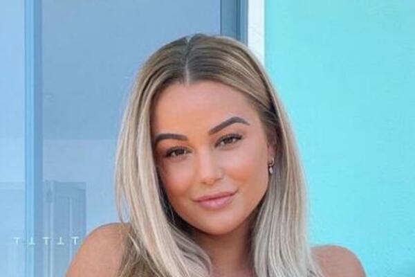 POVUKLA JE USKI ŠORTS NA GORE, A ZATIM GA JE SPUSTILA: I pokrenula je LAVINU! (FOTO)