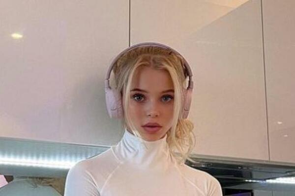 OBJAVILA NAJBEZOBRAZNIJE POZE: Sela na kuhinju u bodiju i RAŠIRILA NOGE, HOT zadnjica se ZAGREJALA! Boli glava!