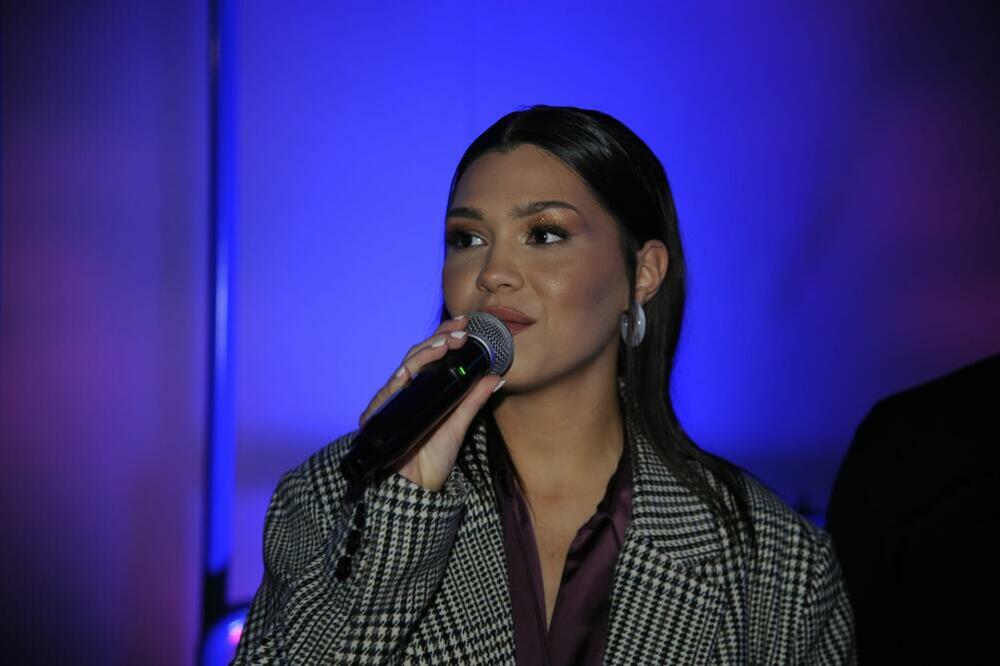 VODITELJKA BARA IZGRMELNA NA IZBACIVANJU: Kontrakulturna pokazala SAVRŠENE OBLINE, šta to viri ispod USKE HALJINE?