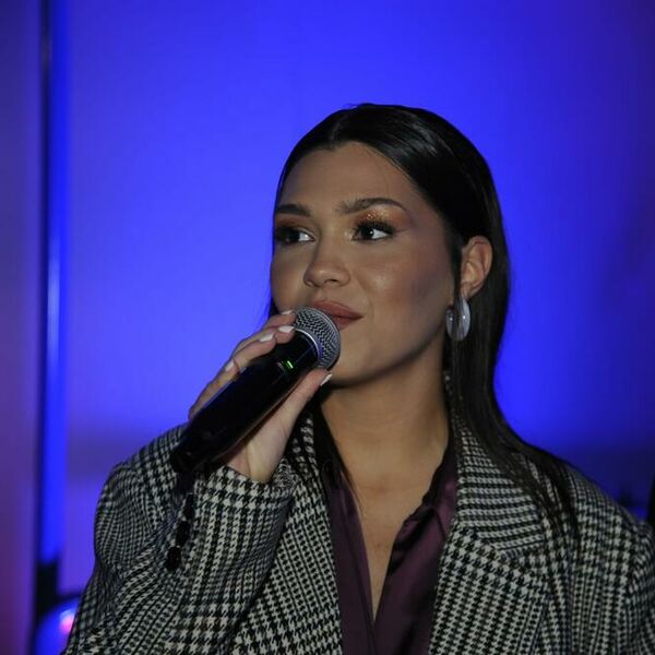 VODITELJKA BARA IZGRMELNA NA IZBACIVANJU: Kontrakulturna pokazala SAVRŠENE OBLINE, šta to viri ispod USKE HALJINE?