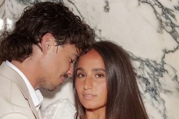 MEGAN MARKL NA SNIŽENJU! Ova mlada se SJAJNO snašla, kupila JEFTINU venčanicu i izgledala SKUPO! (VIDEO)