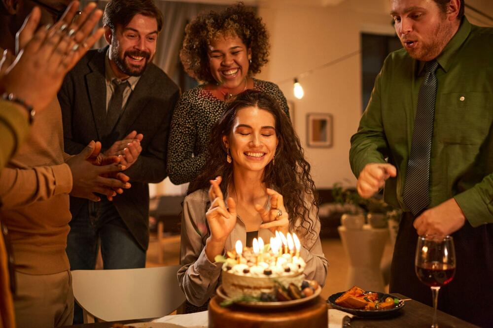 ZABAVA SE PRETVORILA U HOROR PRIČU: Drugarice iznajmile kuću pa našle KAMERU U KUPATILU, sve je snimljeno