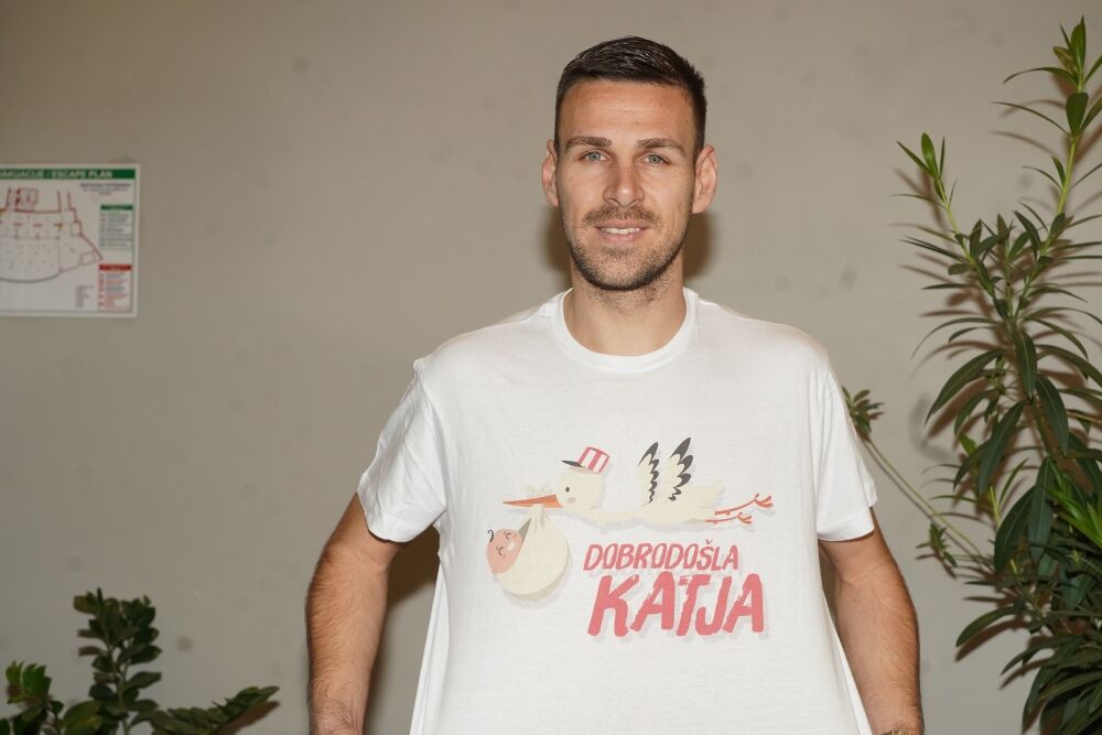 On sada živi u Atini