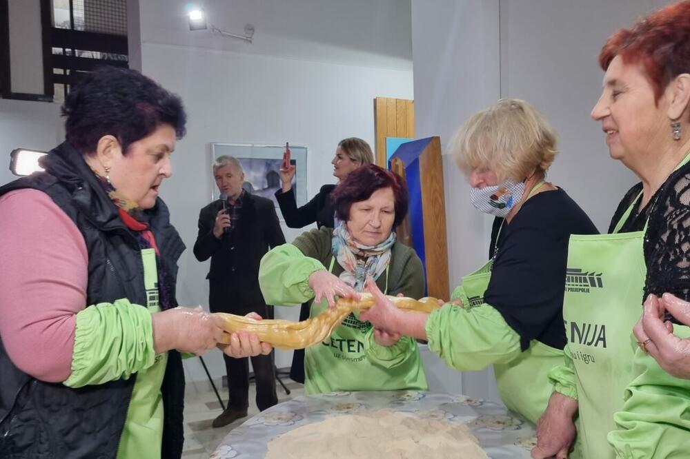 UUS OVE POSLASTICE MNOGE VRAĆA U DAVNA VREMENA: Prijepoljske domaćice čuvaju staru recepturu ĆETENIJE! (FOTO)