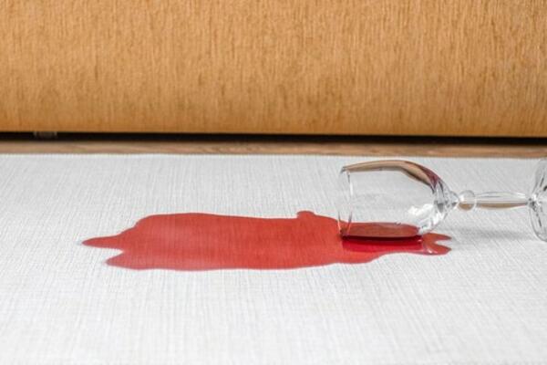 3 EFIKASNA TRIKA ZA UKLANJANJE FLEKA OD CRNOG VINA: Rešite ih se zauvek