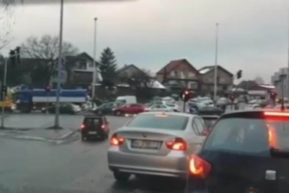 PREŠIŠAO CELU KOLONU, A ONDA SU SVI U NEVERICI GLEDALI ŠTA RADI! Snimak je nastao u Zemunu, MOZGA BEZ (VIDEO)